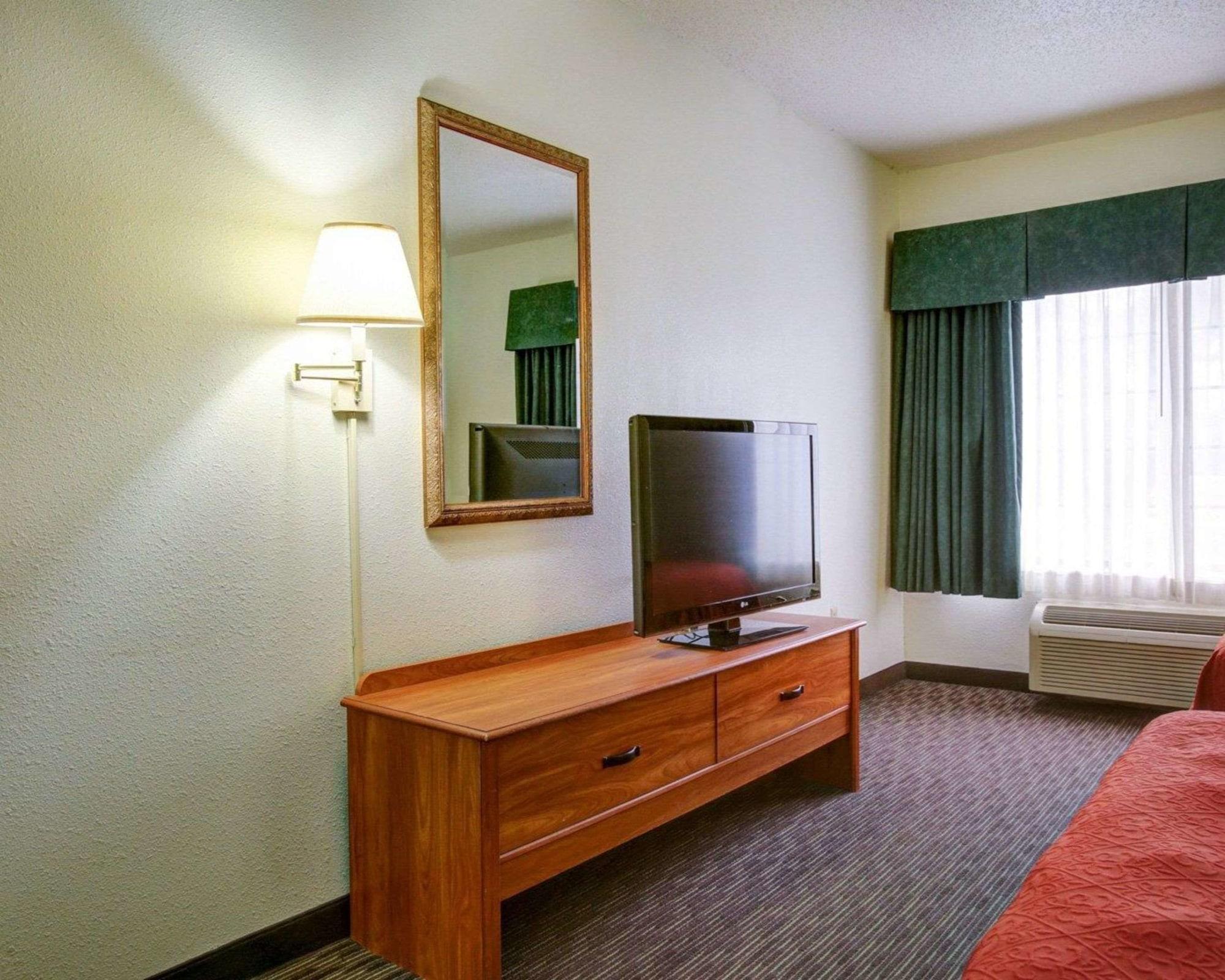 Quality Inn & Suites Airport Austin Exterior photo