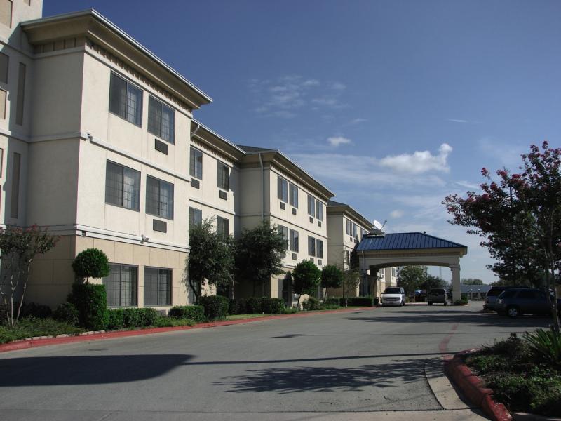 Quality Inn & Suites Airport Austin Exterior photo