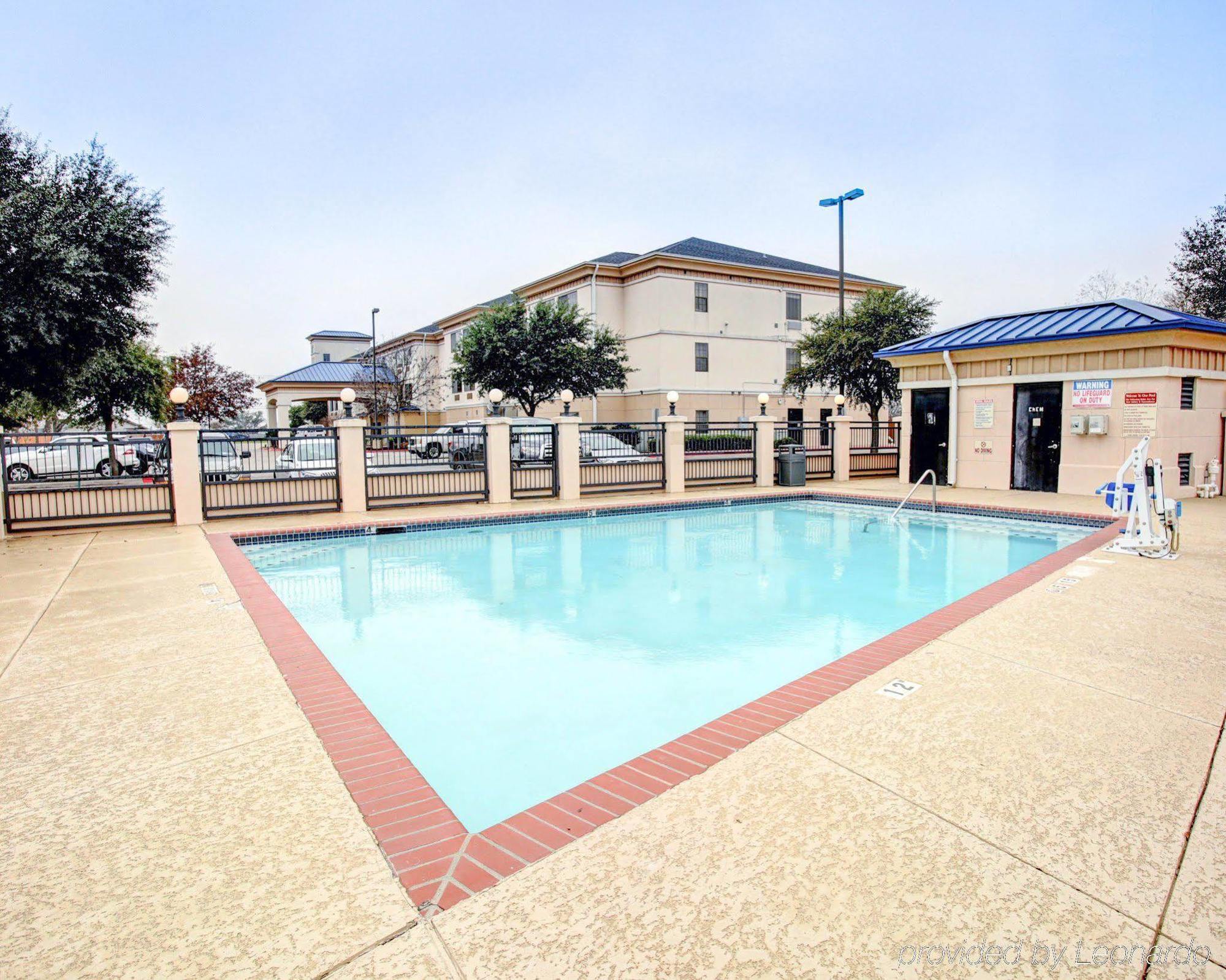 Quality Inn & Suites Airport Austin Exterior photo