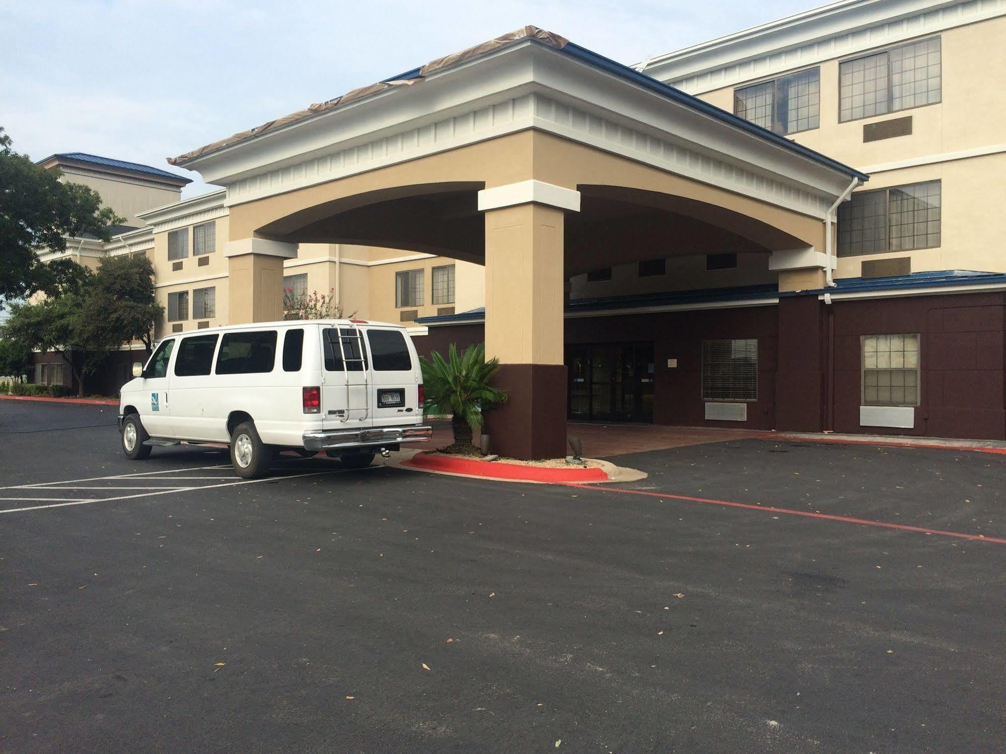 Quality Inn & Suites Airport Austin Exterior photo