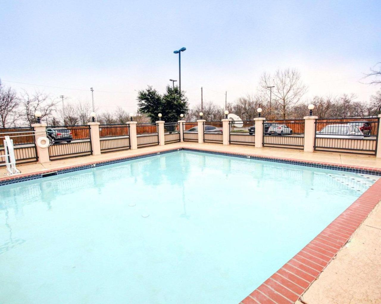 Quality Inn & Suites Airport Austin Exterior photo
